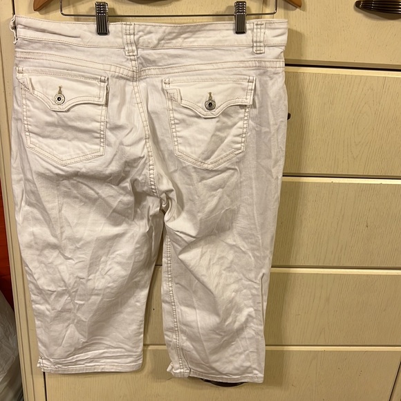 Gloria Vanderbilt, white denim button pocket capris, size 14 - Picture 2 of 3